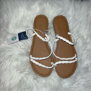 Universal Thread Sandals in White